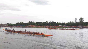 উল্লাপাড়ায় করতোয়া নদীতে নৌকা বাইচ, হাজারো দর্শনার্থীর ঢল