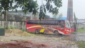 দিনাজপুরে পার্কিংয়ে রাখা শ্যামলী কোচে আগুন