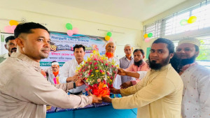 টেস্টে ভালো ফলের পুরস্কার, শিক্ষার্থীদের পাশে অ্যালামনাই