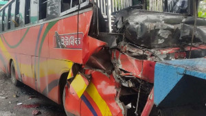 ফেনীতে দাঁড়িয়ে থাকা কাভার্ডভ্যানে বাসের ধাক্কা, নিহত ৩
