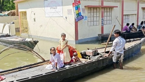 চাঁপাইনবাবগঞ্জে পানির সঙ্গে পাল্লা দিয়ে বাড়ছে মানুষের দুর্ভোগ