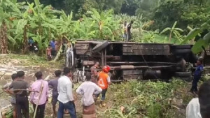 মুকসুদপুরে নিয়ন্ত্রণ হারিয়ে যাত্রীবাহী বাস খাদে, নিহত ৩