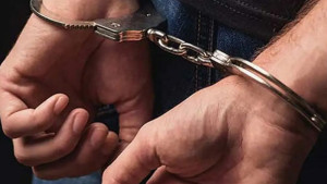 বাসায় ঢুকে নারীকে গুলি, অস্ত্রসহ তিনজন র‍্যাবের হাতে গ্রেপ্তার
