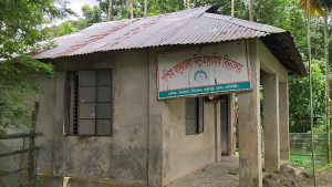 শ্রেণিকক্ষে ছাগলের ‘ক্লাস’: শিক্ষার্থী নেই, শিক্ষক-কর্মচারী ১২