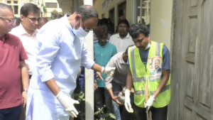 টাঙ্গাইলে হাসপাতালের আঙিনা নিজে পরিষ্কার করলেন প্রতিমন্ত্রী টুকু