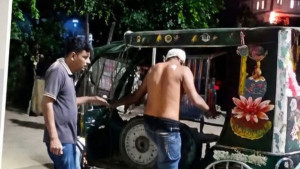 পাথর ছুড়ে পুলিশকে আহত, হাতকড়াসহ আসামি ছিনতাই