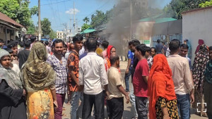 দুই মাসের বকেয়া বেতন, কোনাবাড়ীতে শ্রমিকদের সড়ক অবরোধ