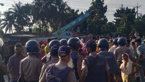 শ্রীপুরে বকেয়া বেতনের দাবিতে মহাসড়ক অবরোধ