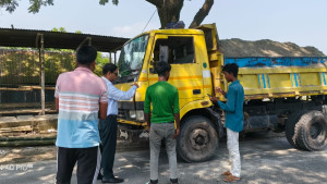 গোয়ালন্দে খোলা ট্রাকে বালু পরিবহন: ট্রাক জব্দ