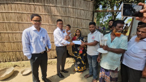 গোয়ালন্দে অসুস্থ বিথীর বাড়িতে উপজেলা প্রশাসন