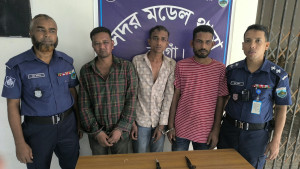নওগাঁ শহরে ছিনতাই করতে এসে নারায়ণগঞ্জের ৩ ছিনতাইকারী গ্রেফতার