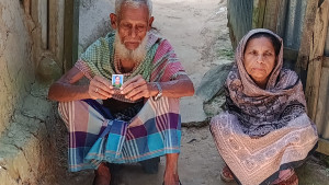 ত্রিশদিন ধরে নিখোঁজ শিশু, ছবি হাতে নাতনিকে খুঁজছেন ৭১ বছরের নানা