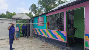 “প্রবাসীর স্ত্রী-সন্তানের গলায় দা ধরে কাওরাইদে ডাকাতি”