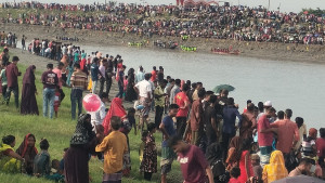 বেতনা নদীতে ঐতিহ্যবাহী নৌকা বাইচে দুকূল জুড়ে দর্শকের উপচে ভীড়
