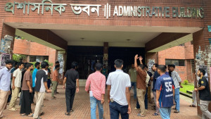 চার দফা দাবিতে জাবির প্রশাসনিক ভবনে তালা