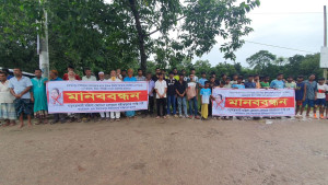 প্রধান শিক্ষকের বিরুদ্ধে সংবাদ প্রকাশের প্রতিবাদে মানববন্ধন