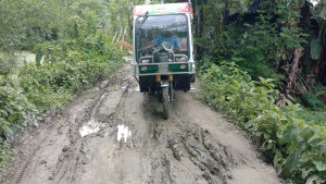 মান্দা-মহাদেবপুর ভাঙা-কাঁচা সড়কে চরম দুর্ভোগে এলাকাবাসী
