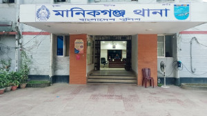 বন্ধ ঘরে স্বামী ঝুলছেন, পাশে স্ত্রী ও শিশুকন্যার মরদেহ