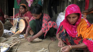 গরম ও লোডশেডিংয়ে কদর বেড়েছে ফুলবাড়িয়ার তালপাতার হাতপাখা