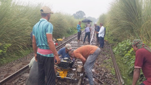 নাটোরে ভেঙেছে রেললাইন, দুই ঘণ্টা পর ট্রেন চলাচল শুরু