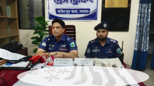 পাবনায় দেশীয় অস্ত্রসহ ১৫ রাউন্ড গুলি উদ্ধার