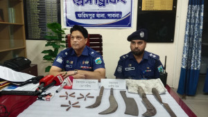 পাবনার ফরিদপুরে দেশীয় অস্ত্র ও ১৫ রাউন্ড  গুলি উদ্ধার