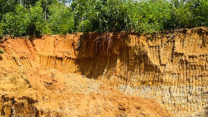 লোহাগাড়ায় রাতের আঁধারে পাহাড় কাটার মহোৎসব!