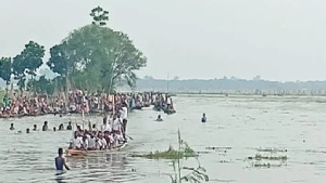 বালিয়াকান্দিতে ঐতিহ্যবাহী নৌকা বাইচ অনুষ্ঠিত