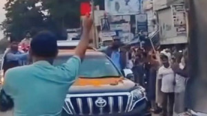 জামায়াত আমিরের গাড়িবহরকে ছাত্রদল নেতার লাল কার্ড