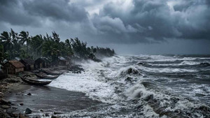 নিম্নচাপের প্রভাবে উত্তাল সাগর, বন্দরে সতর্কসংকেত