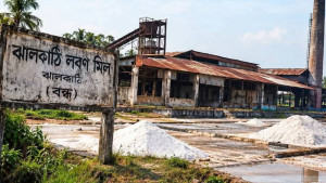 ঝালকাঠির ঐতিহ্যবাহী লবণশিল্পে ধস, বন্ধ ১০ কারখানা