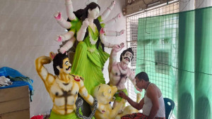 সিরাজগঞ্জে প্রতিমা তৈরিতে ব্যস্ত কারিগররা