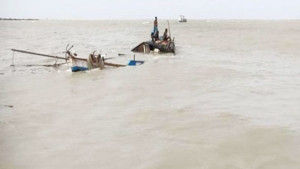 তজুমদ্দিনের মেঘনায় মাছ ধরার ট্রলার ডুবি