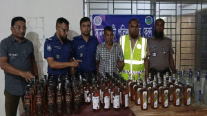কচুরিপানার নিচে লুকিয়েও রক্ষা পেলেন না, মদসহ গ্রেপ্তার মালেক