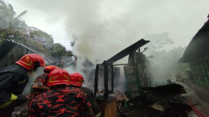 বৈদ্যুতিক গোলযোগে আগুন, পুড়ল দুই বসতঘর