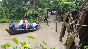 সেতু ভেঙে যোগাযোগ বিচ্ছিন্ন, নৌকায় ঝুঁকি নিয়ে স্কুলে শিক্ষার্থীরা
