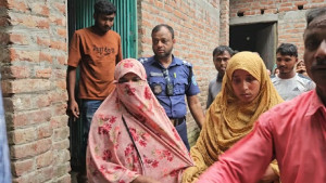 দুই সন্তান নির্বাক, স্ত্রীকে পুলিশের হাতে তুলে দিলেন স্থানীয়রা