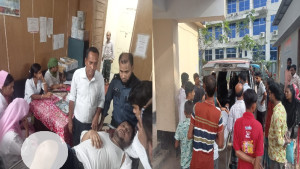 বেপরোয়া মোটরসাইকেলের ধাক্কায় স্কুলছাত্রীসহ ব্যাংক ম্যানেজার আহত