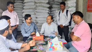 সারের বাজার ও মজুত পরিস্থিতি তদারকিতে কৃষি মন্ত্রণালয়ের কর্মকর্তা
