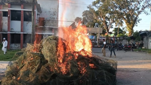 কোটালীপাড়ায় ৫০টি চায়না দুয়ারি জাল পুড়িয়ে ধ্বংস