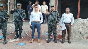 নির্মাণসামগ্রী সড়কে রেখে বায়ুদূষণ, ২৫ হাজার টাকা জরিমানা
