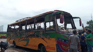 দৌলতদিয়া বাস টার্মিনালে বাসে আগুন, থানায় মামলা