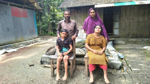 দুই সন্তানকে বাঁচাতে বাবা-মায়ের আকুতি