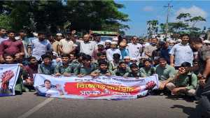 মনপুরায় অধ্যক্ষের ওপর হামলা, প্রতিবাদে বিক্ষোভ ও সড়ক অবরোধ