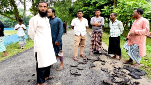 দুই কোটি টাকার সড়কে হাত দিলেই উঠে যাচ্ছে কার্পেটিং