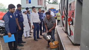 তেলের পরিমাপে কারচুপি ও মজুত ঠেকাতে জয়পুরহাটে অভিযান