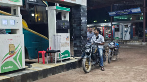 কিশোরগঞ্জে ফিলিং স্টেশনগুলোতে কমেছে মোটরসাইকেলের দীর্ঘ সারি