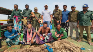 সুন্দরবনে বিষ দিয়ে মাছ শিকার, ৪ জেলে কারাগারে