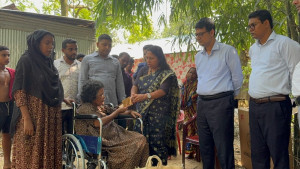 ১০ বছর পর ঘরের বাইরে জমেলা, হুইলচেয়ারে বসালেন ডিসি