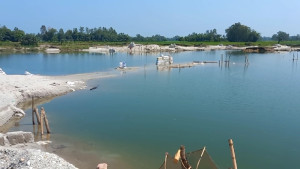 মৃত্যুর কয়েক দশক পর ৫ ব্যক্তির নামে ড্রেজার মামলা